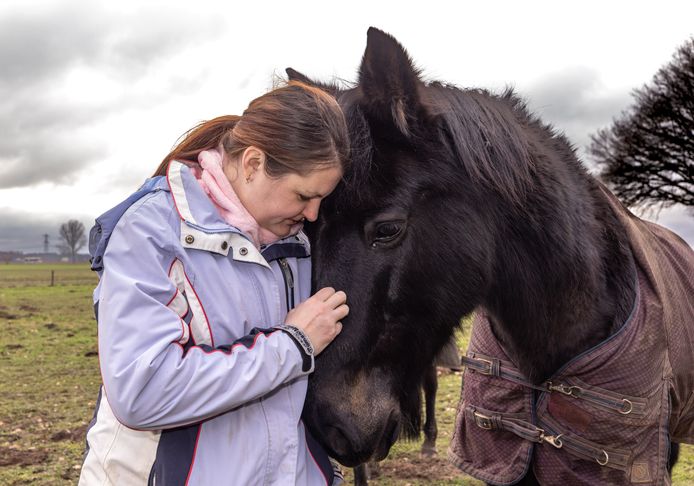Tanya Kucherenko moest haar eigen paarden achterlaten in Oekraïne toen de Russen kwamen. Nu is ze in Wijthmen, bij een manege.