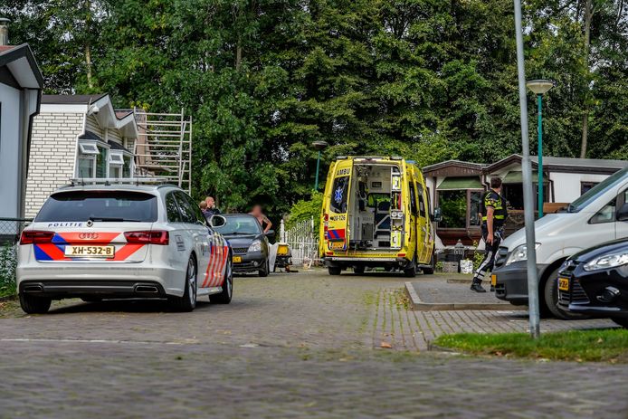 De hulpdiensten op het woonwagenkamp in Bavel.