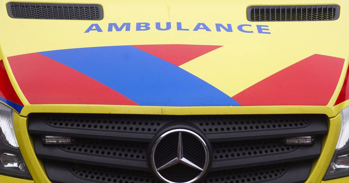 Jonge scooterrijder in Almelo raakt ernstig gewond aan gezicht door botsing met auto.