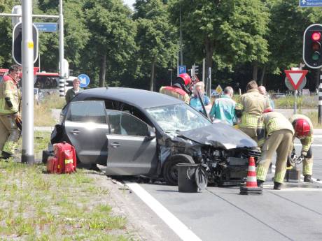 Flinke schade en één gewonde bij frontale botsing in Eemnes