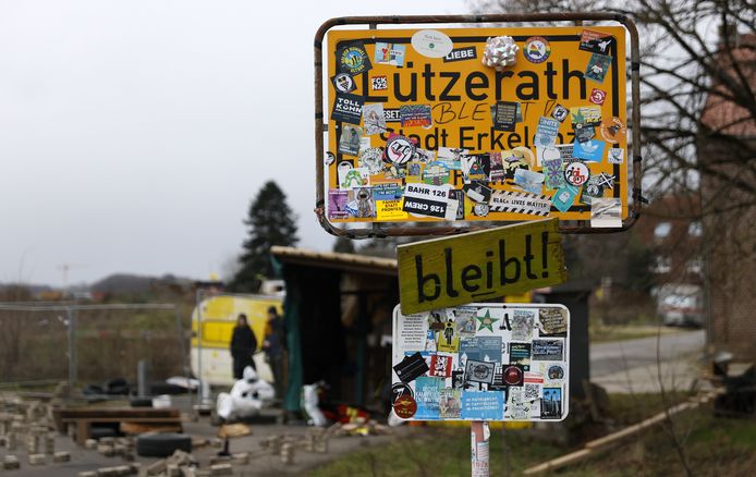 Het dorpsbord bij het Duitse dorp. “Lützerath blijft”, valt er onder meer te lezen.