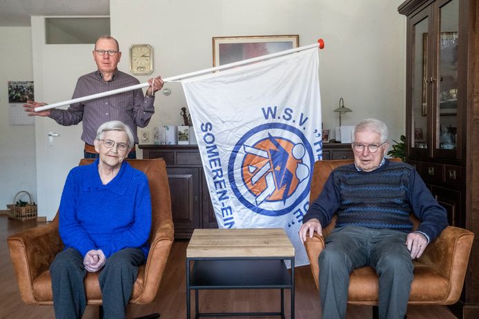 60 jaar wandelclub Hermodé Someren-Eind.  Achter Christian Weijnen, zittend voor Riek en Nico Meuffels.