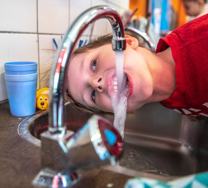 Levi, leerling van basisschool de Ark in Zwolle, drinkt uit de kraan. Zijn school stimuleert kinderen water te drinken.