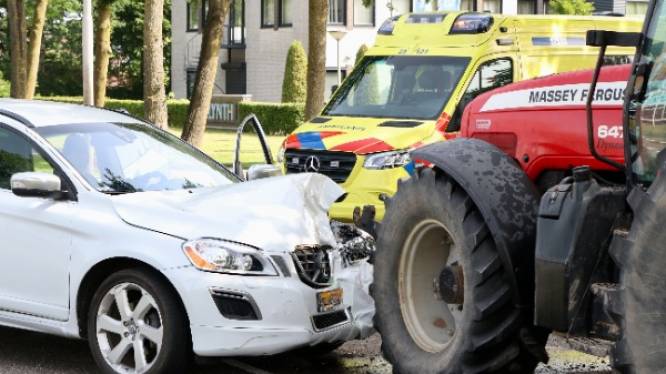 Auto botst voor de deur van ambulancepost in Emmeloord frontaal op trekker