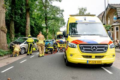 Drie gewonden bij ongeluk in Made: auto botst hard tegen boom