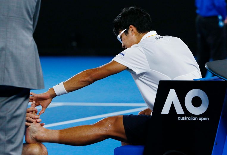 Chung Hyeon wordt behandeld tijdens zijn wedstrijd tegen Roger Federer, maar hij moet kort daarna opgeven. Beeld REUTERS