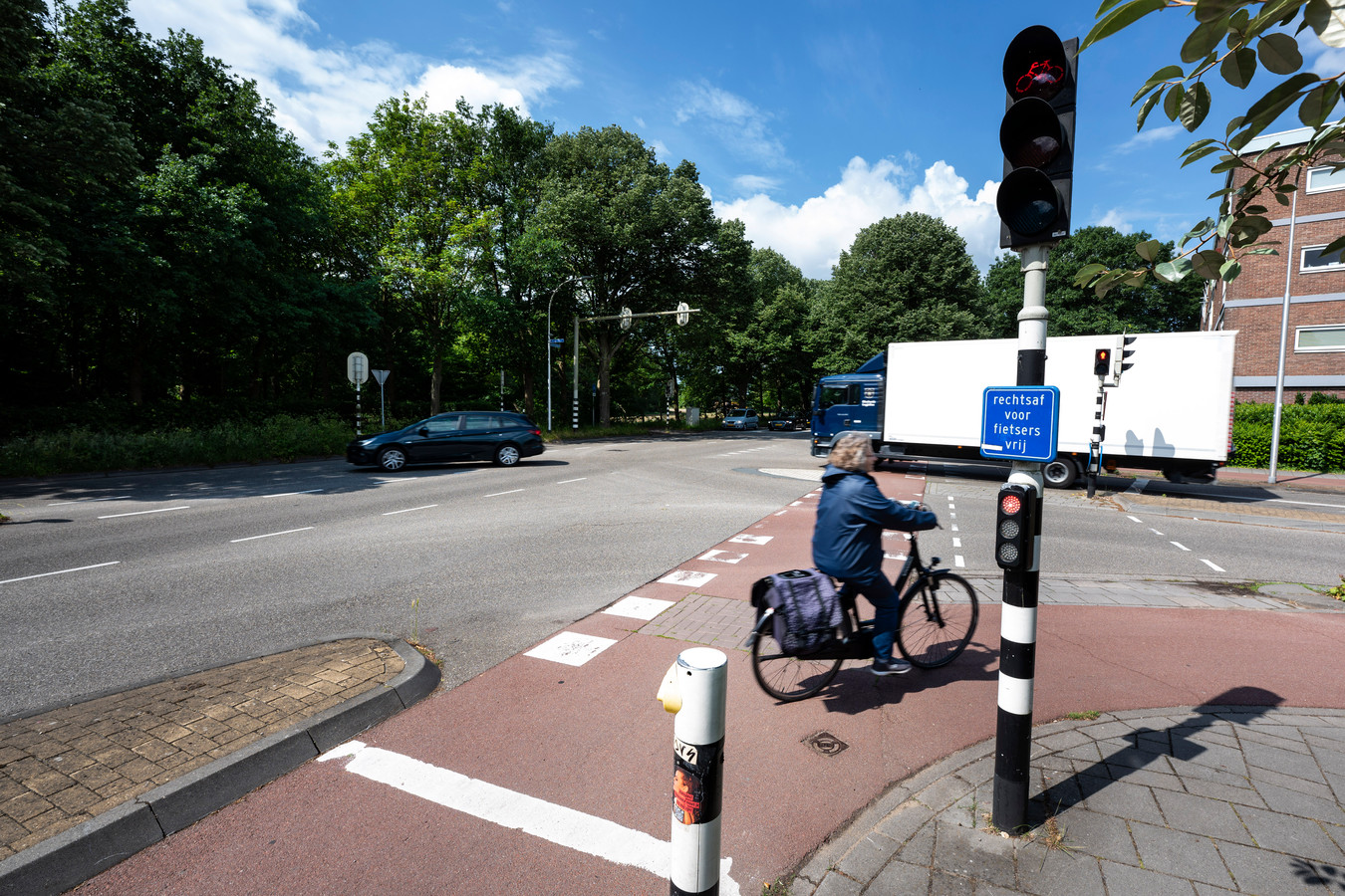 Hier mag je wél rechtsaf door rood fietsen - maar dat doet bijna ...