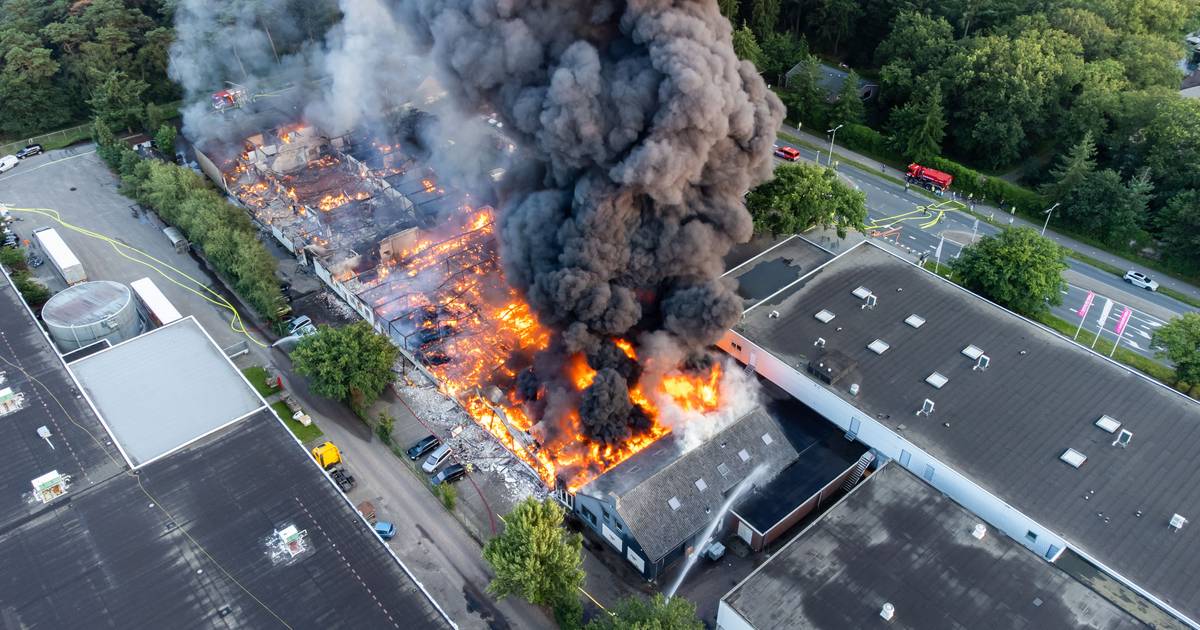 Grote brand Soesterberg onder controle, bedrijven verwoest ...