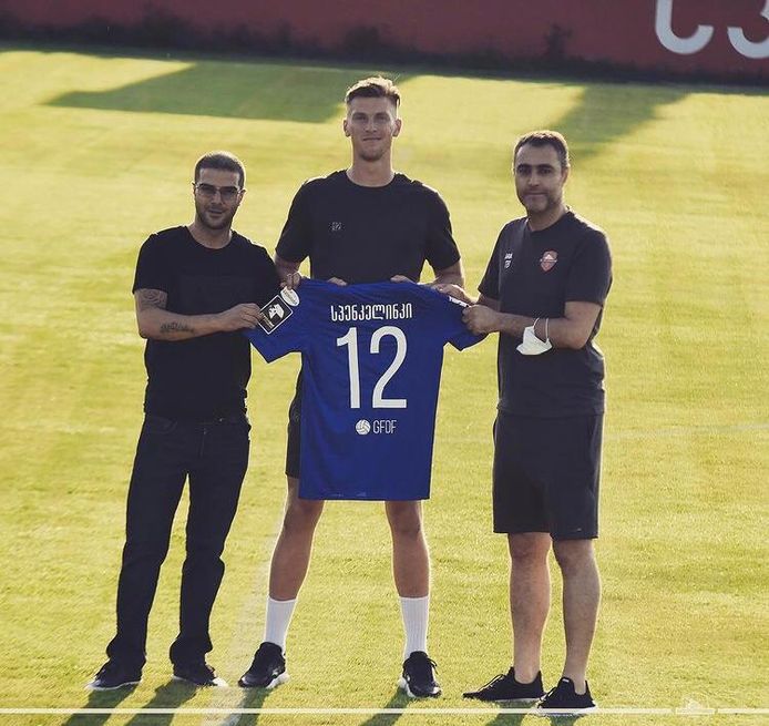 Mark Spenkelink met het shirt van FC Locomotive Tbilisi. Zijn naam op het tenue is geschreven in het Georgisch.