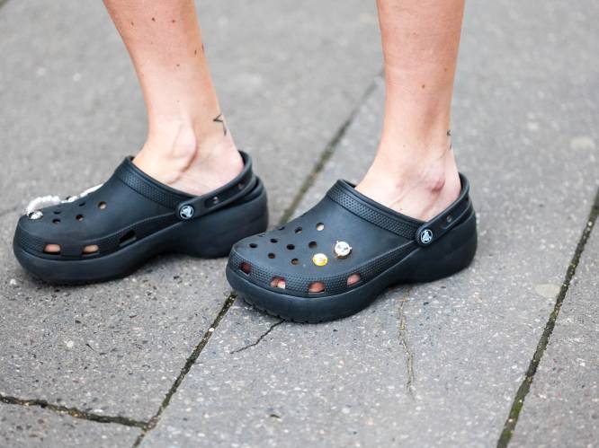 “Zodra je ze aan hebt, ben je verkocht.” Crocs blijkt plots het populairste modemerk. Wat is er gebeurd? 