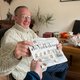 Gidi Heesakkers bezorgt de krant na bij Thomas Verbunt, die volgende week weer naar Eurosonic Noorderslag gaat