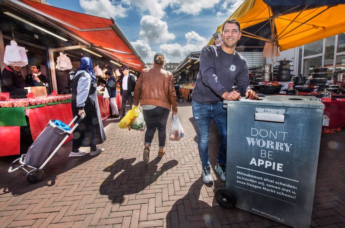 Appie el Massaoudi is een begrip in Den Haag. Dankzij hem en zijn jongens is de grootste markt van Nederland altijd schoon.