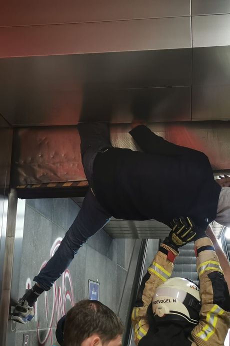 Un homme meurt après être resté coincé dans un volet de la station de métro Rogier: déjà le quatrième incident en deux mois 