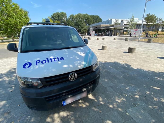 Jongen (6) verdrinkt in Nekker in Mechelen. Politie is ter plaatse en ondervraagt bezoekers.