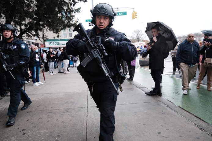 Almeno cinque persone sono state uccise a colpi di arma da fuoco in una stazione della metropolitana nel quartiere di Brooklyn, a New York.  Ci sarebbero persone sanguinanti sul pavimento.  I vigili del fuoco riferiscono tredici feriti.