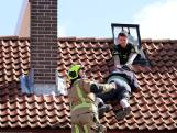 Politie redt oudere man die aan dak in Naaldwijk hangt