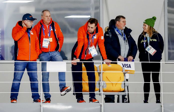 Chef de Mission Jeroen Bijl (midden) in de Gangneung Oval tijdens de 10 km op de Olympische Winterspelen van Pyeongchang.