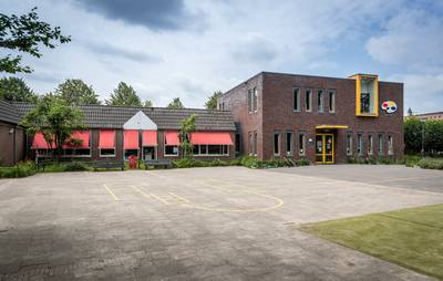 Voormalig schoolgebouw van Het Palet in Hapert gaat tegen de vlakte