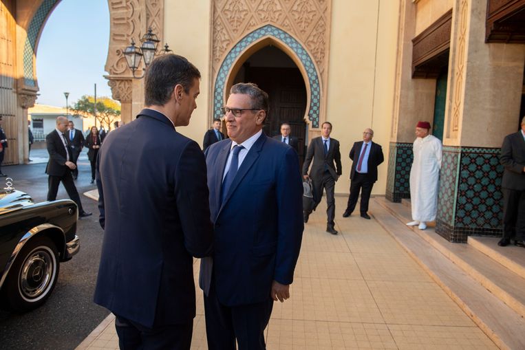 De Marokkaanse premier Aziz Akhannouch (rechts) verwelkomt zijn Spaanse collega Pedro Sánchez (links) in Rabat. Beeld AP