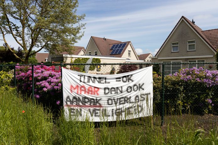 Spandoek als protest tegen de overlast die gaat ontstaan door de spoortunnel in Deurne.