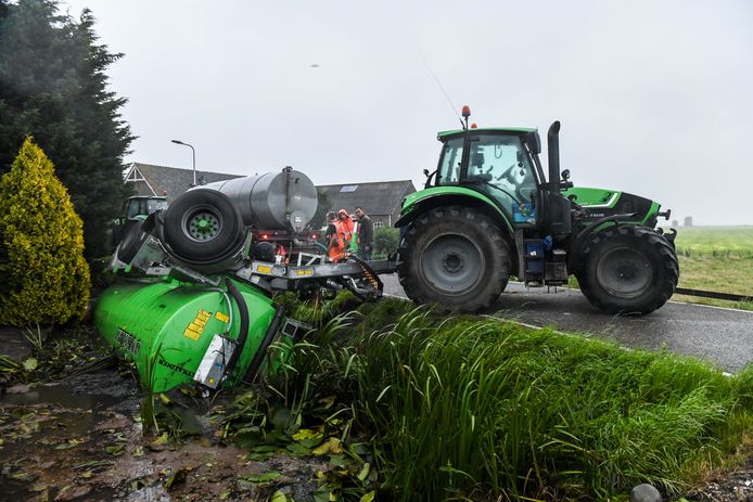 Giertank in de sloot.