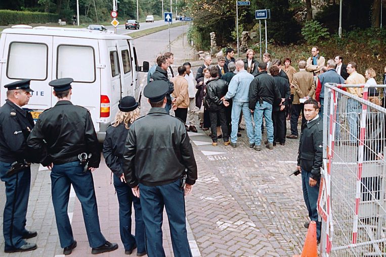 Justitie, advocaten en verdachten van de Villamoord worden in 1999 rondgeleid langs de plaats van het delict aan de Apeldoornseweg. Beeld 