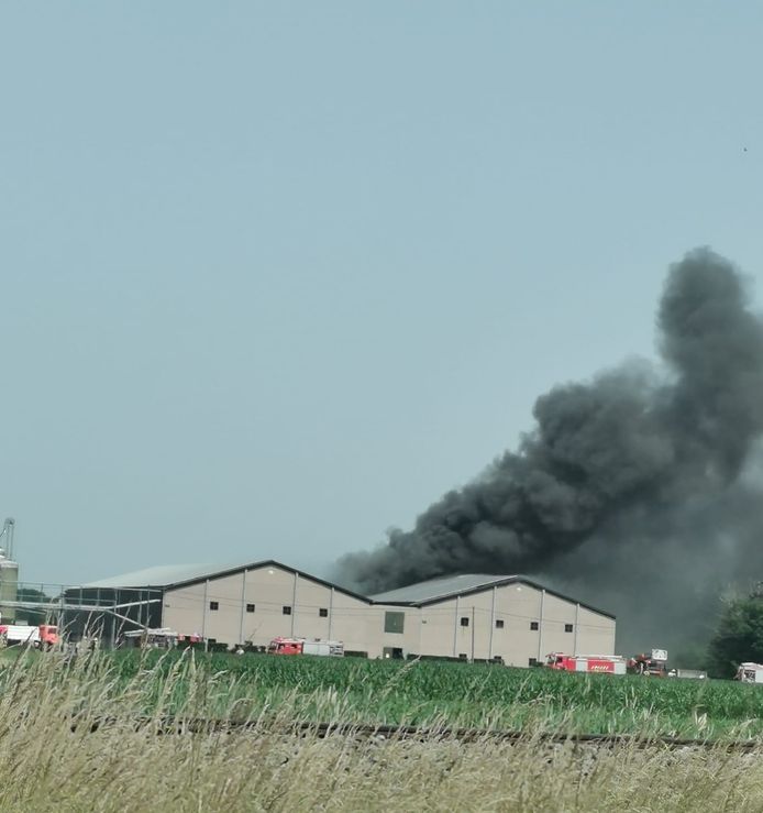 De brand gaat gepaard met veel rookontwikkeling.