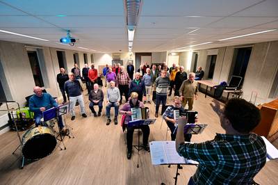 Geen rode wijn, maar zeemansliederen: de mannen van Twents Shantykoor uit Borne lusten er wel pap va