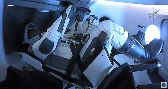 Astronauten Bob Behnken en Douglas ‘Doug’ Hurley aan boord van de SpaceX Crew Dragon.