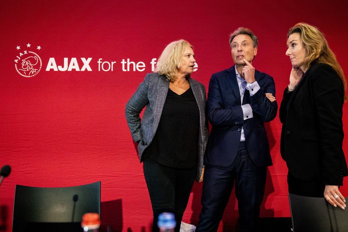 Annette Mosman, Cees van Oevelen en Georgette Schlick tijdens de algemene aandeelhoudersvergadering van Ajax.