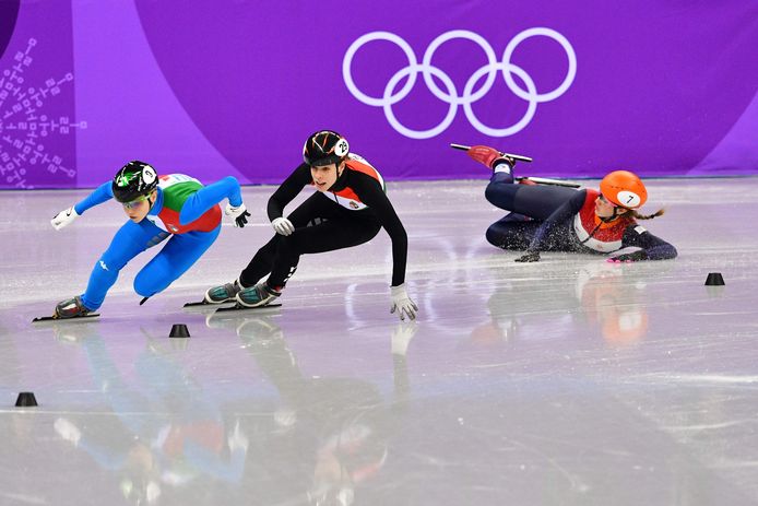 Suzanne Schulting gaat onderuit. Links Arianna Fontana en Andrea Keszler (midden).