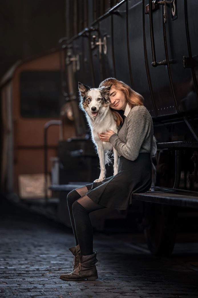 De Duitse Sabrina Theden is met haar beeld ‘Onvoorwaardelijke Liefde’, dat in een spoorwegmuseum werd genomen, de winnares in de categorie ‘honden en mensen’.
