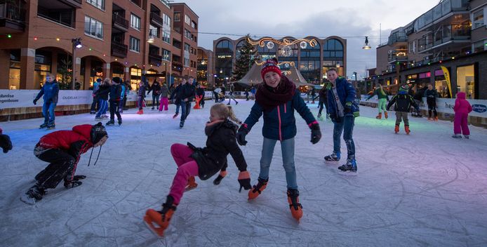 Ook 's avonds nog volop schaatsplezier op de verlichte ijsbaan in het centrum van Nijverdal.