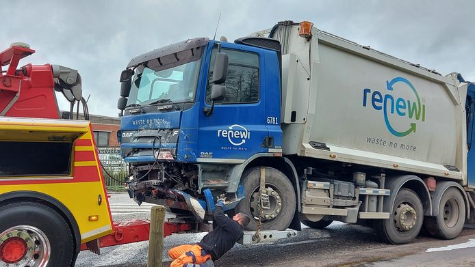 De beschadigde vuilniswagen wordt getakeld.