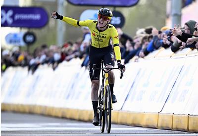 Wat een veerkracht: ondanks zware valpartij van Van Aert rijdt zijn ploegmaat Jorgenson naar zege in Dwars door Vlaanderen