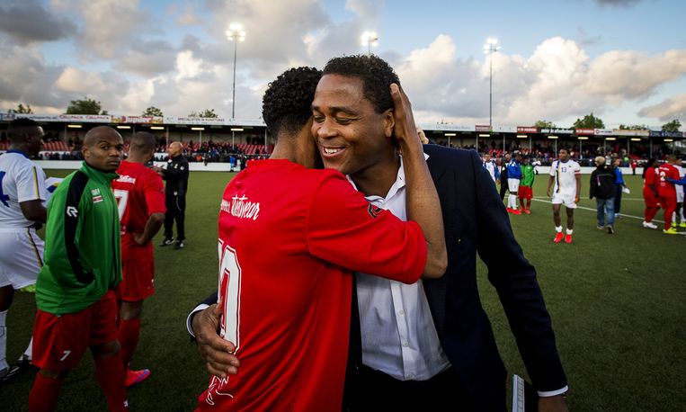 Bondscoach Patrick Kluivert begroet spelers van Suriname na afloop van de officieuze interland tussen Suriname en Curacao. Beeld ANP
