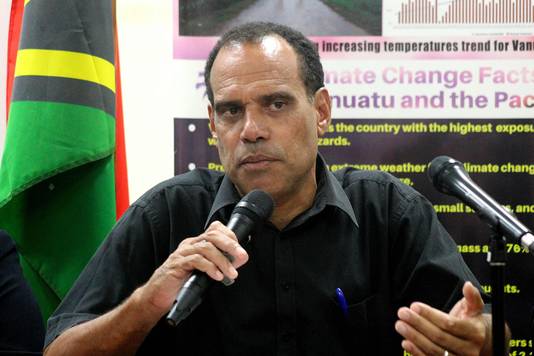 Minister Ralph Regenvanu tijdens zijn persconferentie in Port Vila.