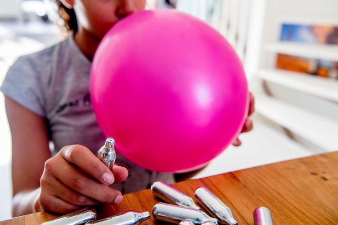 Het is een trend: het gas uit een slagroompatroon in een ballon spuiten en dat inademen.