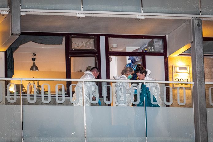 Rechercheurs doen onderzoek in de studentenflat na het voorval.