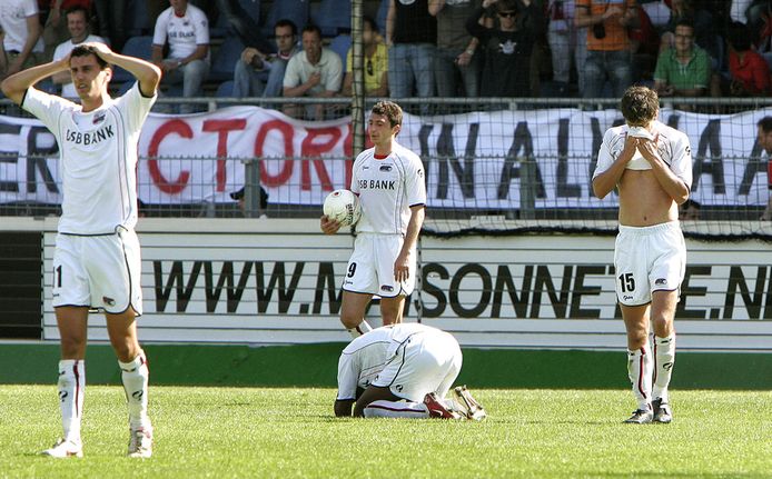 2007: AZ verspeelt de titel op de laatste speeldag tegen Excelsior.
