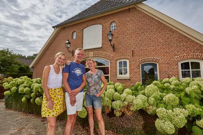 De familie Meiland voor hun woonboerderij in Hengelo.