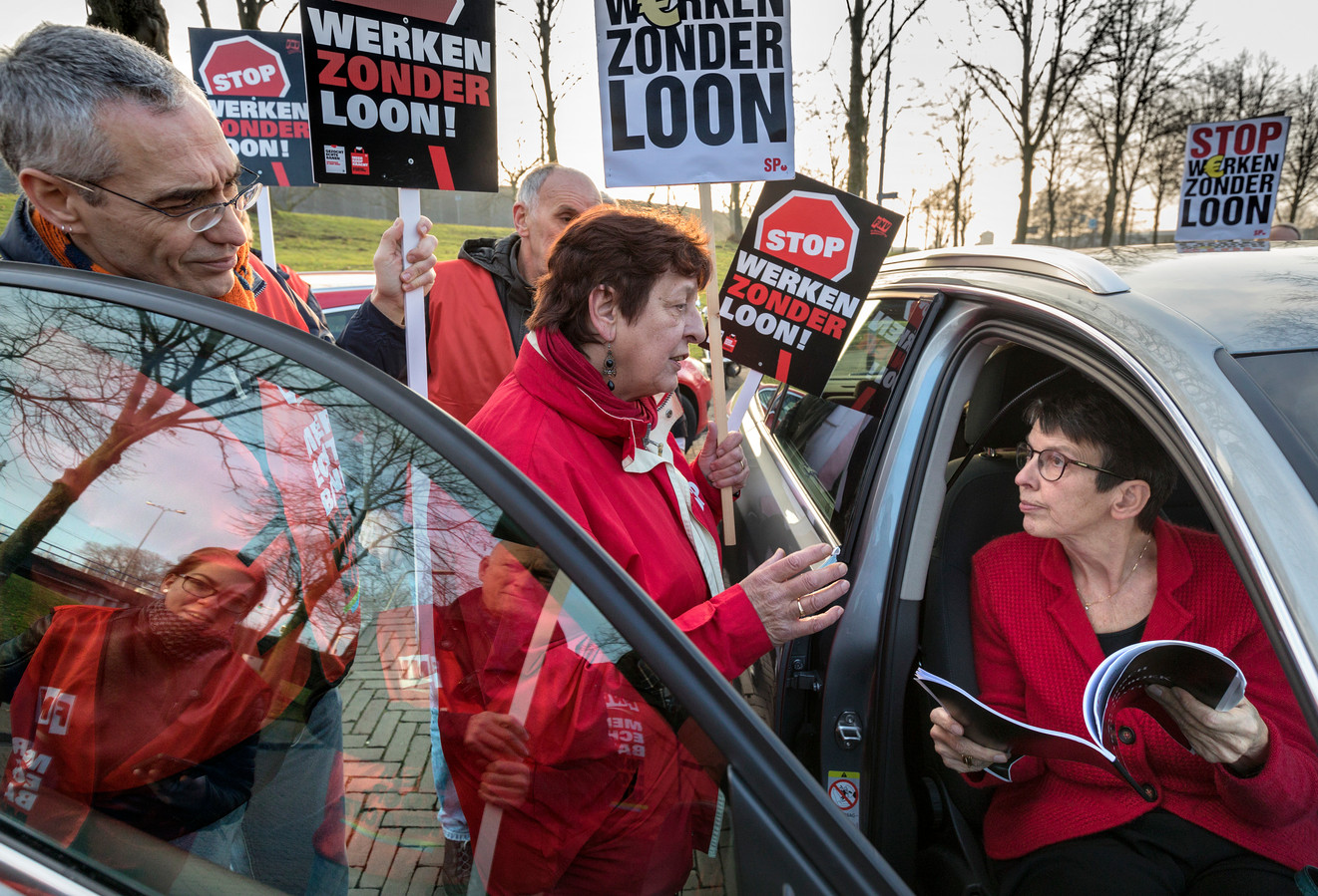 Ans Lokhoff (midden) overhandigde eind 2016 het zwartboek over Weener XL aan toenmalig staatssecretaris Jetta Klijnsma.