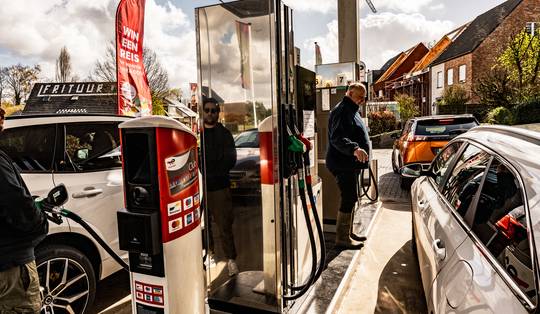 Diesel tanken vanaf morgen opnieuw duurder: maximumprijs van 2,4 euro per liter