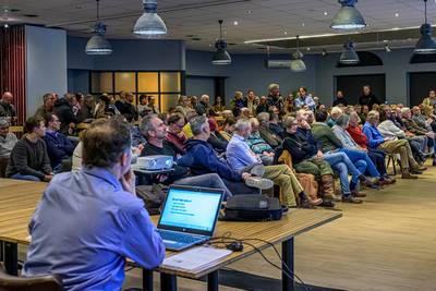 ‘Het is hier levensgevaarlijk’: veel frustratie over verkeersveiligheid op Pastoor van Breugelstraat