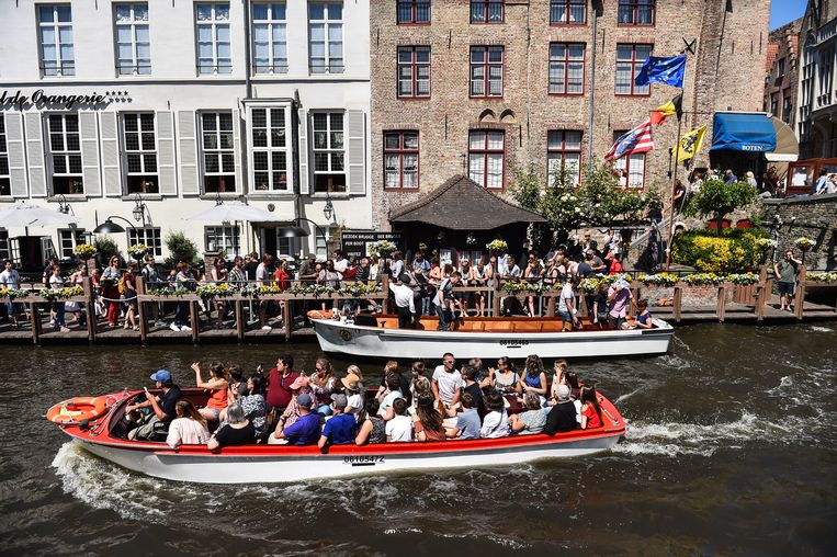 Het aantal dagjestoeristen in Brugge bereikte vorig jaar een nieuwe piek. Overtoerisme dreigt voor de West-Vlaamse hoofdstad. En toch is ze een voorbeeld. Beeld Shutterstock