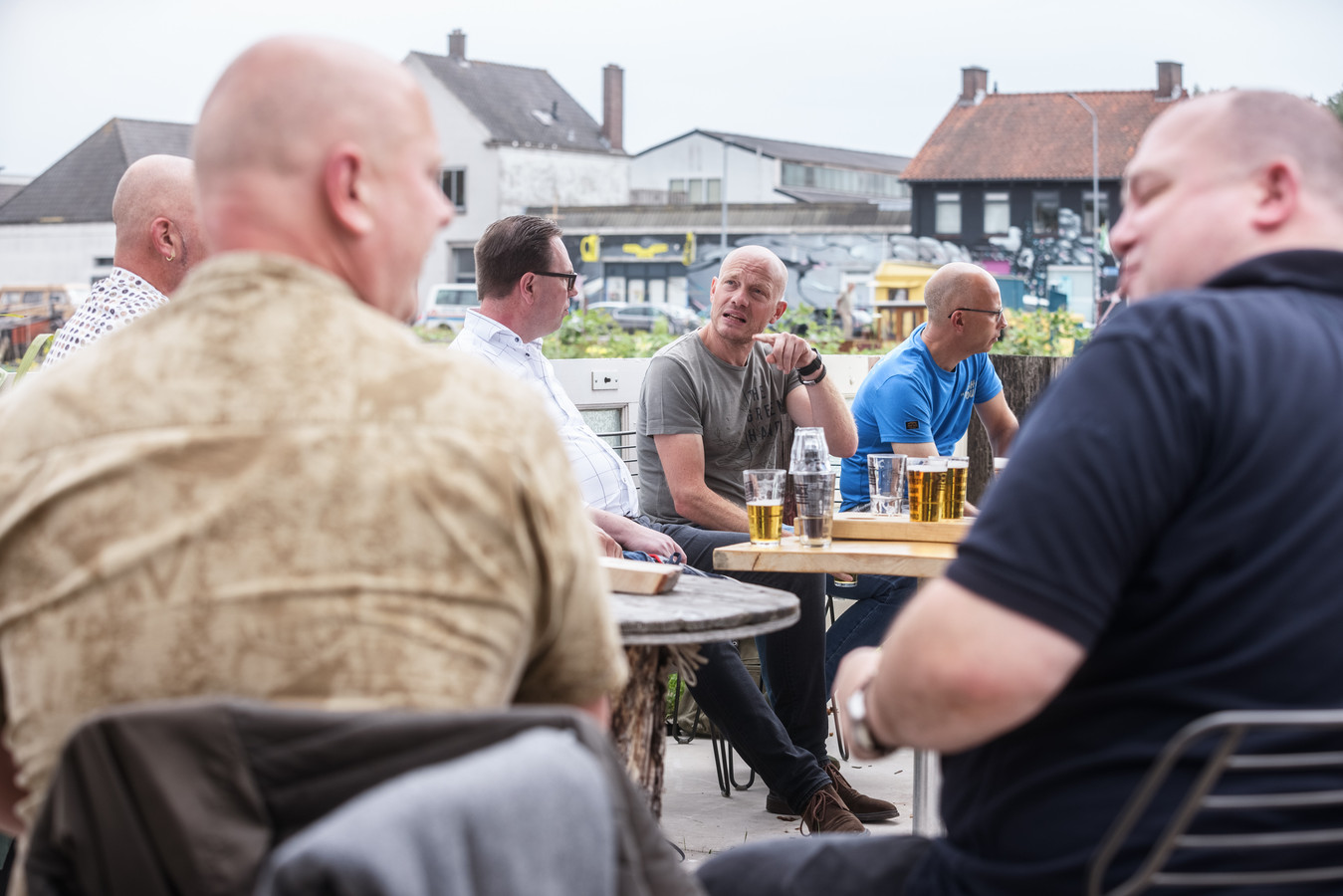 Jef Houtepen (m) praat in juli 2021 in Breda onder het genot van een biertje bij met zijn oude dienstmakkers uit 1993. Veel militaire dienstplichtigen uit dezelfde lichting werden maten voor het leven.