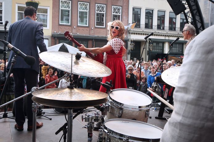 Grote Markt Midden. Steve Lucky & the Rhumba Bums ft. Miss Carmen Getit (M).