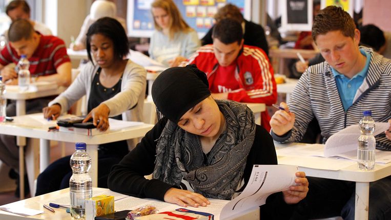 Leerlingen van het Leidsche Rijn College maken hun eindexamen. Beeld ANP