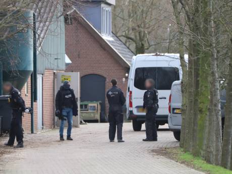 Inval met pantservoertuig bij vermoedelijk drugslab in Lunteren, drie arrestaties: ‘Werd mogelijk XTC geproduceerd’