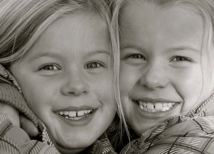 Anne (links) en Tess Koster, bij de koperen bruiloft van hun ouders Patrick en Ingrid.